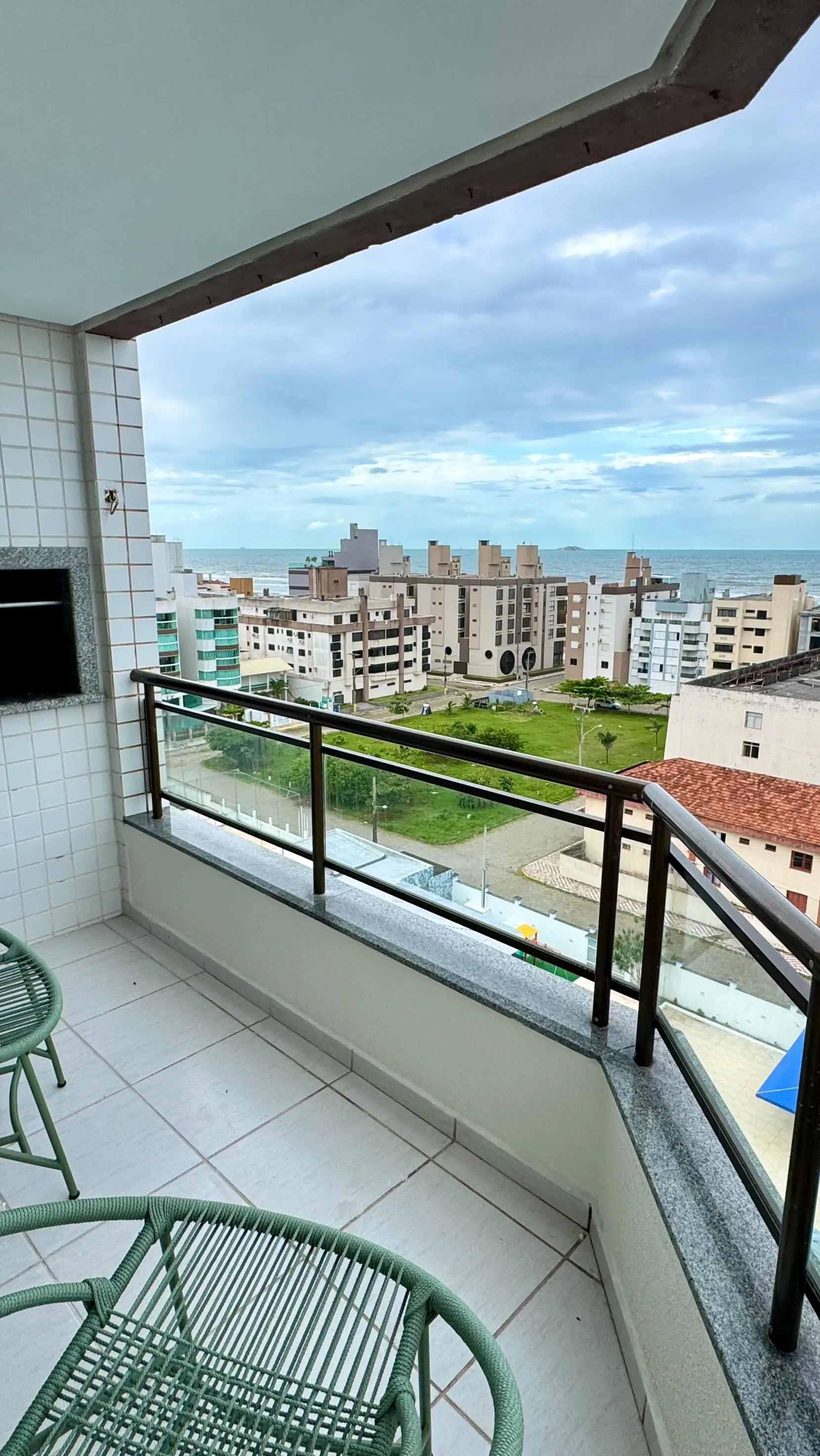 Cobertura com 3 dormitórios, vista para o mar, sol da manhã e 2 vagas de garagem. Av. principal do Mar Grosso, Laguna/SC.